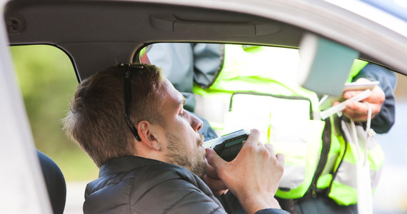 Pijany, bez prawa jazdy i badań technicznych auta oraz bez OC jeździł ulicami Saskiej Kępy. Zatrzymał go patrol straży miejskiej i policji. 