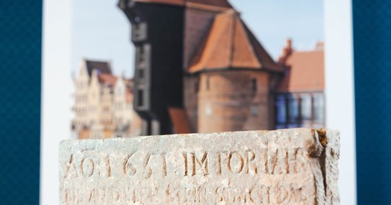 Kamień wodny z wyrytą datą 1651, został odkryty podczas trwającej renowacji gdańskiego Żurawia. Eksponat zostanie umieszczony na wystawie, która powstanie wewnątrz budynku, po zakończonym remoncie. Narodowe Muzeum Morskie w Gdańsku (NNM) podpisało umowę na wykonanie nowej ekspozycji.