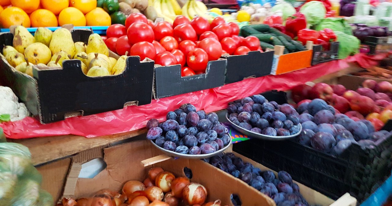 "Koktajl pestycydów". Które owoce i warzywa to największe ryzyko?