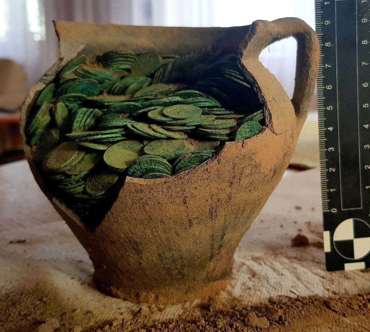 Skarb ok. 1000 szelągów koronnych i litewskich z XVII wieku odnaleziono na polu ornym niedaleko Parczewa (Lubelskie). Teraz znalezisko trafi do muzeum w Białej Podlaskiej - poinformował Wojewódzki Urząd Ochrony Zabytków w Lublinie.