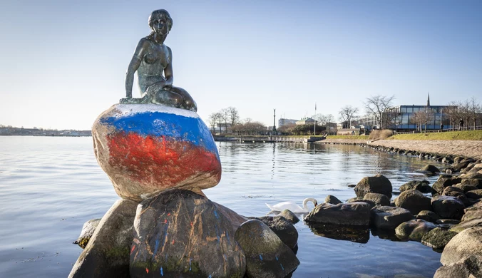 Wandale namalowali rosyjską flagę na pomniku Małej Syrenki