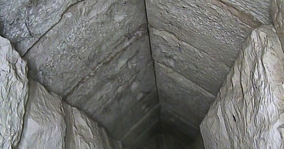 Władze Egiptu poinformowały o odkryciu w Wielkiej Piramidy w Gizie ukrytego, dziewięciometrowego korytarza. To pierwsza tego rodzaju struktura, znaleziona po północnej stronie tej sławnej budowli.