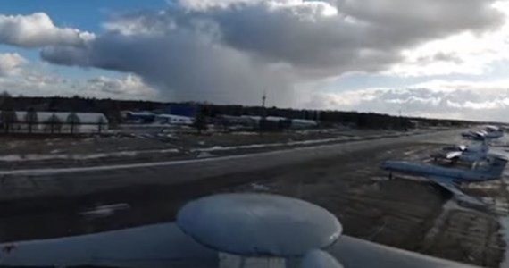 Niezależne media białoruskie opublikowały nagranie, na którym widać, jak dron prowadzi rozeznanie na terenie białoruskiego lotniska wojskowego w Maczuliszczach koło Mińska i ląduje na rosyjskim samolocie wczesnego ostrzegania A-50. Materiał został udostępniony przez stowarzyszenie BYPOL.