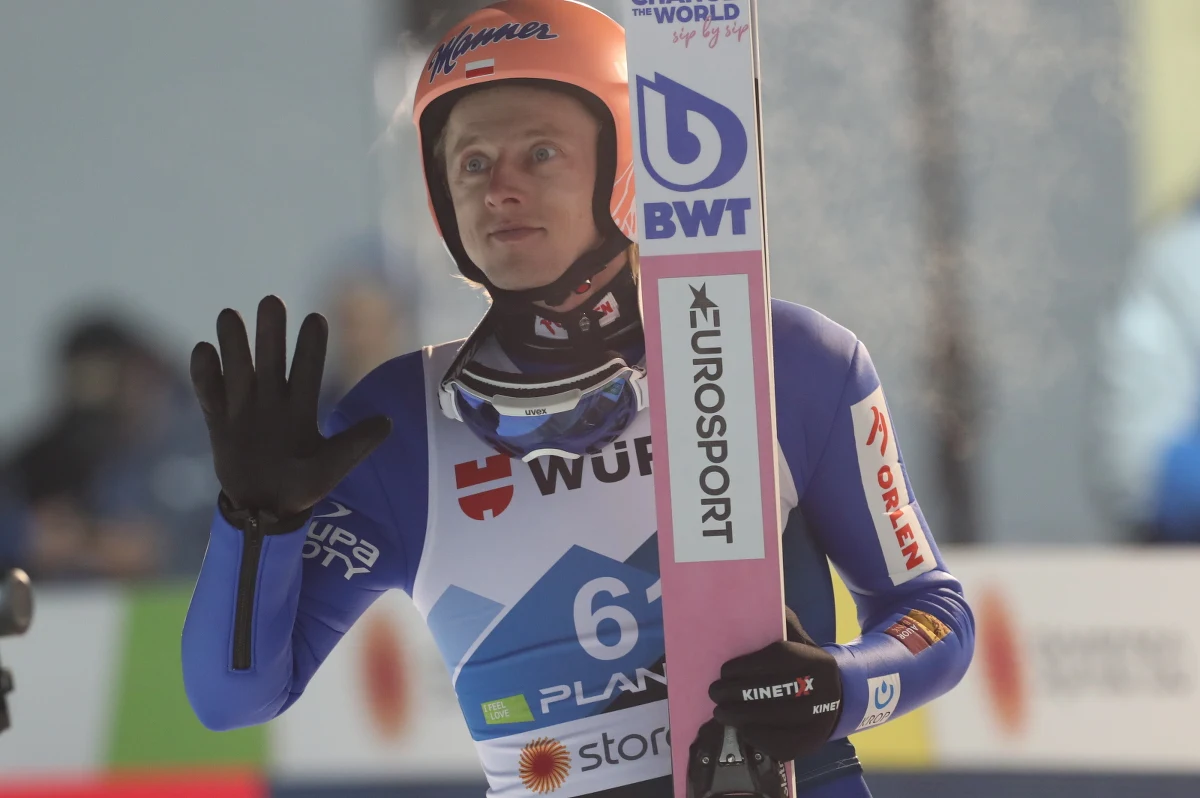 ​Dawid Kubacki zajął drugie, a Kamil Stoch trzecie miejsce w kwalifikacjach do piątkowego konkursu skoków na dużym obiekcie w mistrzostwach świata w słoweńskiej Planicy. Awansowali też pozostali Polacy - Piotr Żyła i Aleksander Zniszczoł. Najlepszy okazał się Słoweniec Timi Zajc.