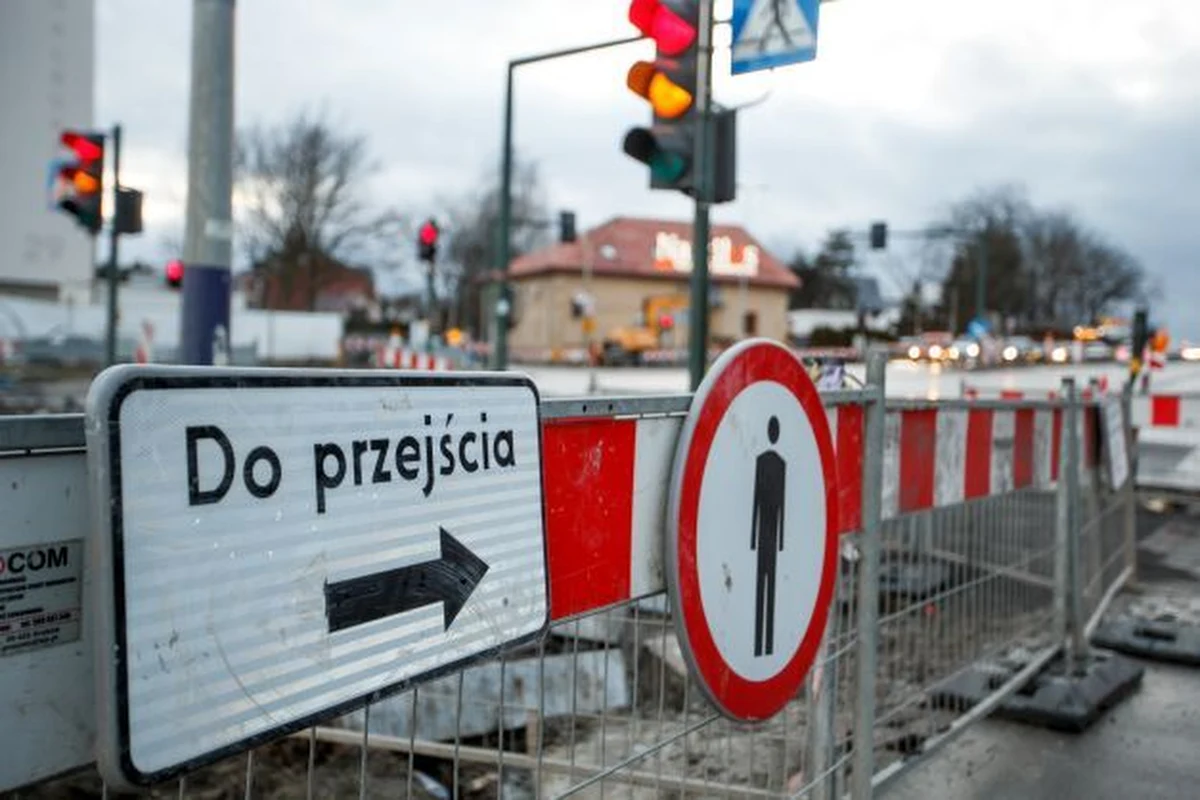 W piątek zostaną wprowadzone kolejne zmiany w organizacji ruchu w rejonie przebudowywanego skrzyżowania ul. Henryka Kamieńskiego i Malborskiej. Zmiany zaczną obowiązywać od godz. 22.