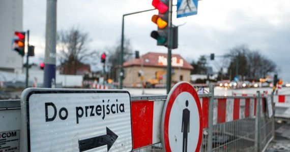 W piątek zostaną wprowadzone kolejne zmiany w organizacji ruchu w rejonie przebudowywanego skrzyżowania ul. Henryka Kamieńskiego i Malborskiej. Zmiany zaczną obowiązywać od godz. 22.