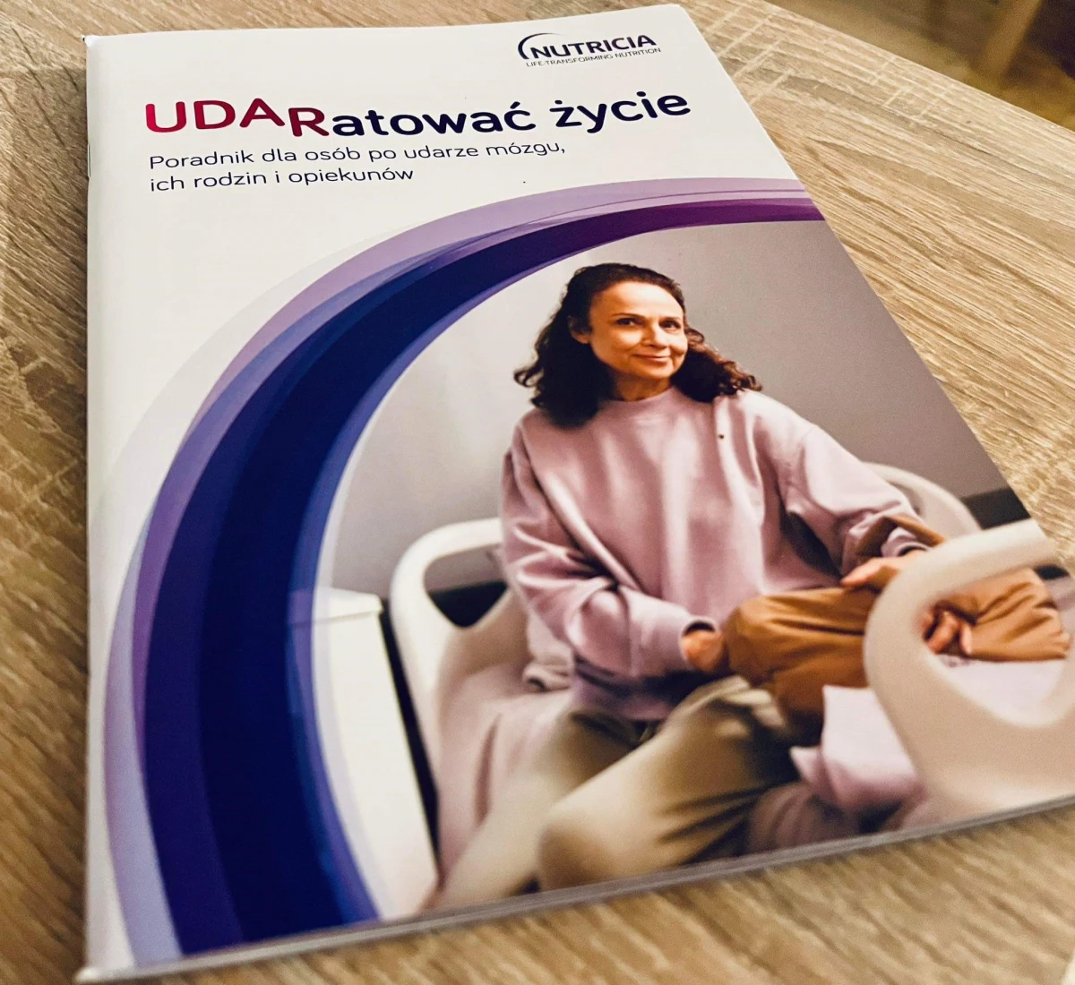 Co 8 minut ktoś w Polsce  doznaje udaru mózgu – wynika z lekarskich statystyk. To choroba, która zmienia życie pacjenta i jego bliskich. Wiele problemów nie mija po wyjściu ze szpitala. Dla osób po udarze i tych, które się nimi opiekują, w Uniwersyteckim Centrum Klinicznym im. prof. Kornela Gibińskiego w Katowicach powstał specjalny poradnik pt. „UDARatować życie”. 