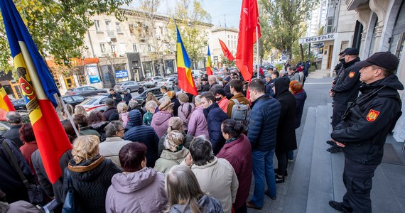 Parlament Mołdawii przyjął w czwartek po pierwszym czytaniu projekt ustawy uznający język mołdawski za język rumuński. Zmiana prawa to efekt inicjatywy ustawodawczej rządzącej krajem prozachodniej Partii Akcji i Solidarności (PAS).