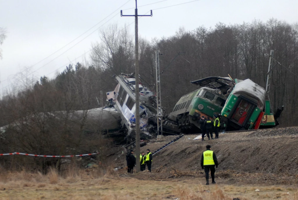 Zniszczone pociągi po katastrofie pod Szczekocinami