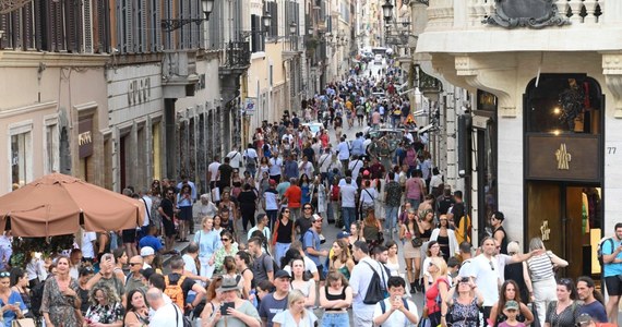 Obecny rok zapowiada się jako absolutnie rekordowy dla turystyki we Włoszech. Według przedstawionych prognoz zanotowana zostanie najwyższa w historii liczba noclegów w hotelach i turystów. Połowa z nich to będą cudzoziemcy.