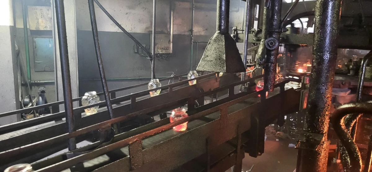 Rok temu hucie szkła z miejscowości Poniec w Wielkopolsce groziło zamknięcie i - co za tym idzie - zwolnienie kilkudziesięciu pracowników. Wszystko przez nagły wzrost cen gazu, który narzuciła na firmę spółka PGNiG. Dziś huta dalej funkcjonuje, a to za sprawą ważnej zmiany.