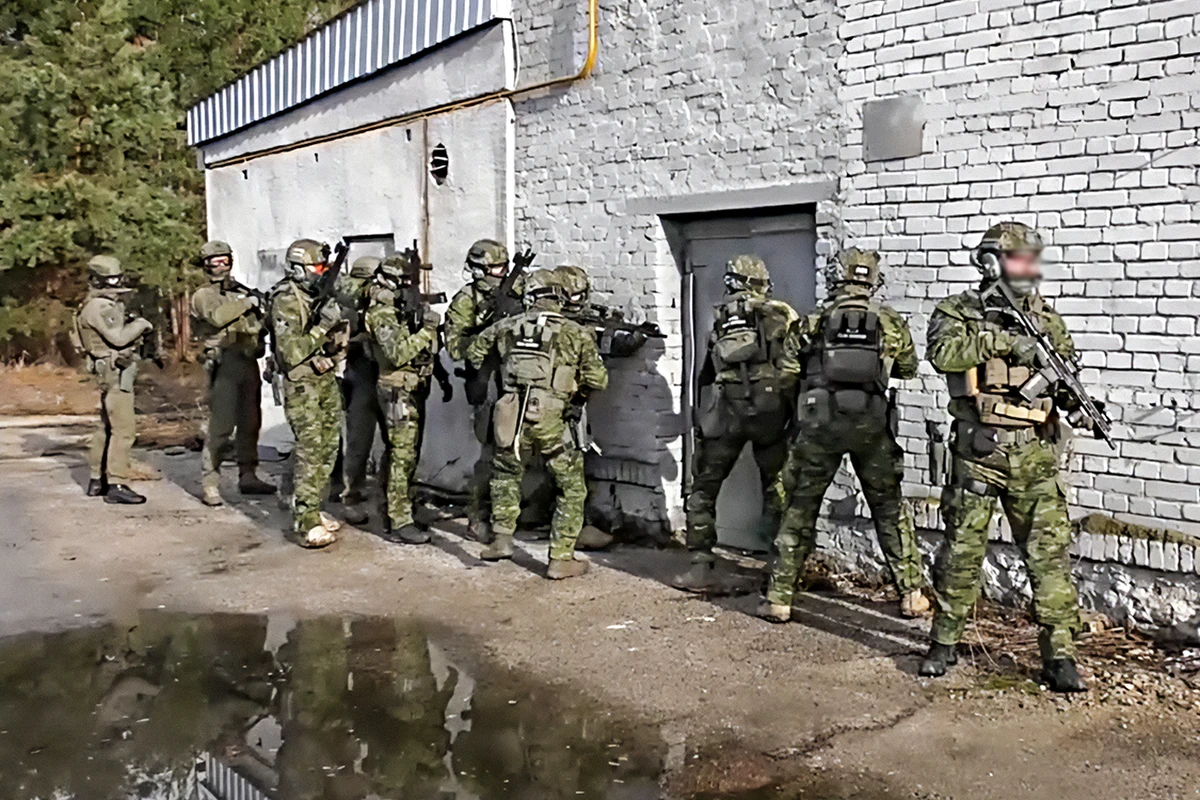 Zabezpieczenie m.in. prawie 23 ton tytoniu, 105 tys. papierosów i urządzeń o wartości ponad 0,5 mln euro - to efekt akcji funkcjonariuszy Centralnego Biura Śledczego Policji i Służby Celno-Skarbowej. Służby zatrzymały 10 osób, którym przedstawiono łącznie 30 zarzutów.