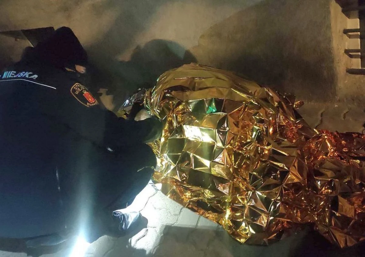 Warszawscy strażnicy miejscy dostali zgłoszenie, z którego wynikało, że nietrzeźwy mężczyzna zaczepia przechodniów na ulicy Kasprowicza. Jak się okazało, mężczyzna był trzeźwy i szukał pomocy, bo źle się poczuł.