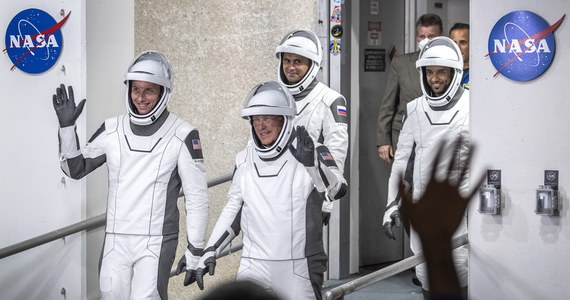 Wystrzelona w czwartek kapsuła SpaceX Crew Dragon w piątek bezpiecznie dotarła do Międzynarodowej Stacji Kosmicznej (ISS). Na jej pokładzie przybyło na stację czterech astronautów - dwóch Amerykanów, Rosjanin i obywatel Zjednoczonych Emiratów Arabskich.