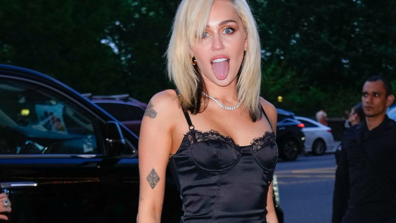 Już od sześciu tygodni singiel "Flowers" Miley Cyrus święci triumfy na szczycie zestawienia Billboard. To doskonały zwiastun nadchodzącej płyty "Endless Summer Vacation", która trafi do rąk słuchaczy 10 marca. Niedawno piosenkarka zaprezentowała w swoich mediach społecznościowych listę utworów, które złożą się na jej ósmy studyjny album.