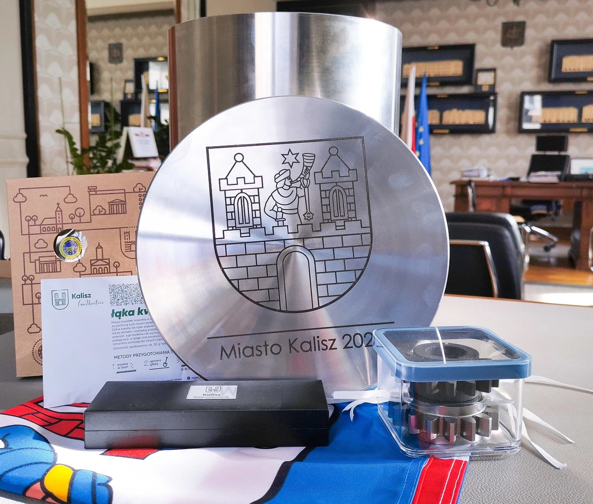 W płycie Głównego Rynku w Kaliszu zostanie dziś umieszczona kapsuła czasu. Oprócz przesłania do kolejnych pokoleń znajdą się tam między innymi koła zębate, czyli symbol przemysłu i rozwijających się nauk technicznych, a także... andruty kaliskie.