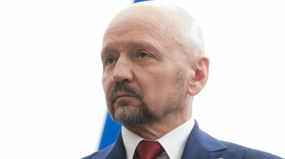 Podjąłem decyzję, że nie będę startował w najbliższych wyborach parlamentarnych i ograniczę swoją działalność publiczną - powiedział senator Jacek Bury z Polski 2050. Jako powód wskazał sprawy prywatne związane z żoną, z którą się rozstaje - polityk oskarża ją o "próbę dyskredytacji". 