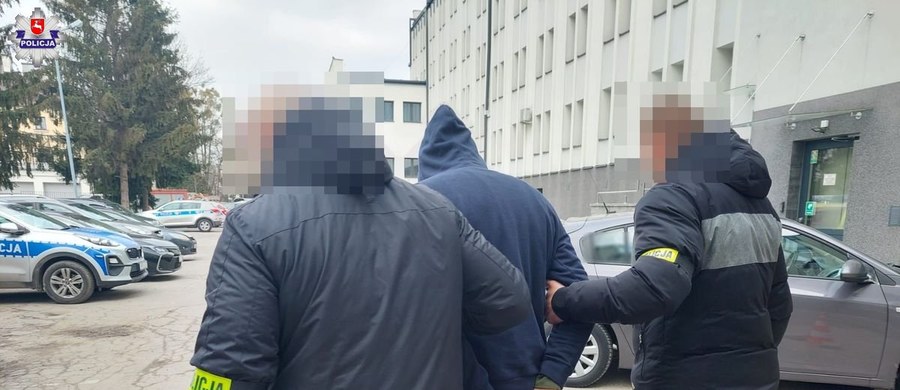 Na trzy miesiące trafi do aresztu 17-letni Daniel G. podejrzany o zabójstwo 16-latka w centrum Zamościa w woj. lubelskim. Według śledczych, to on w czasie pobicia kopnął w głowę Eryka. Dwóch pozostałych uczestników bójki spędzi najbliższe miesiące w schronisku dla nieletnich.