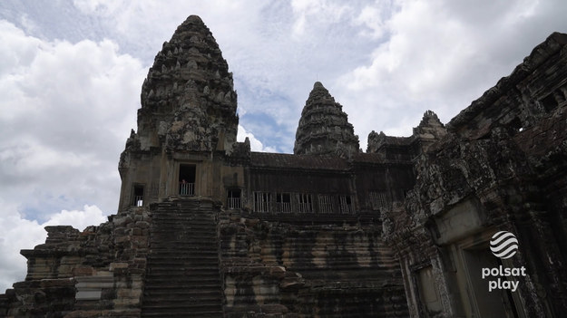 Angkor Wat, bo tak nazywa się ten kompleks świątynny w Kambodży, jest największym na świecie tego typu zabytkiem na świecie.  Fragment programu ''Polacy za granicą'', emitowany na antenie Polsat Play. Cały program ''Polacy za granicą'' możecie zobaczyćTUTAJ!