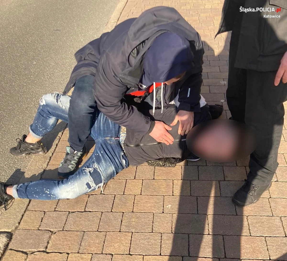 19-latka z Łodzi, który podając się za funkcjonariusza CBŚP, próbował wyłudzić 850 tys. złotych zatrzymali katowiccy policjanci. Mężczyzna wpadł na gorącym uczynku, kiedy próbował odebrać walizkę, w której miały być pieniądze. Była to zasadzka.

