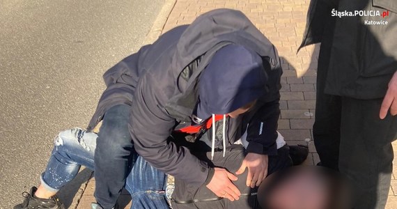 19-latka z Łodzi, który podając się za funkcjonariusza CBŚP, próbował wyłudzić 850 tys. złotych zatrzymali katowiccy policjanci. Mężczyzna wpadł na gorącym uczynku, kiedy próbował odebrać walizkę, w której miały być pieniądze. Była to zasadzka.

