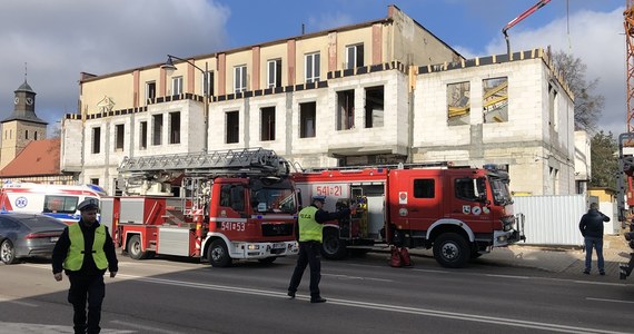 Jedna osoba została ranna w wyniku zawalenia stropu w budynku remontowanego domu kultury w Piszu (woj. warmińsko-mazurskie). Informację z Gorącej Linii RMF FM potwierdziły nam służby.