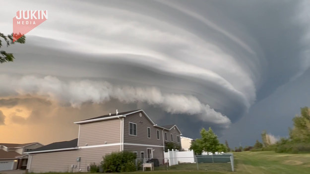 Niezwykłe zjawisko atmosferyczne zaobserwował mieszkaniec Dakoty Północnej w USA. Majestatyczne chmury zwiastowały nadejście potężnej burzy. 