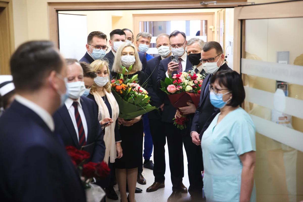 Nowy Oddział Noworodkowy im. prof. Wandy Półtawskiej otwarto w piątek w Szpitalu na Siemiradzkiego w Krakowie. Oddział – jako trzeci w Krakowie – otrzymał III poziom referencyjności. W uroczystości wziął udział między innymi minister zdrowia Adam Niedzielski.