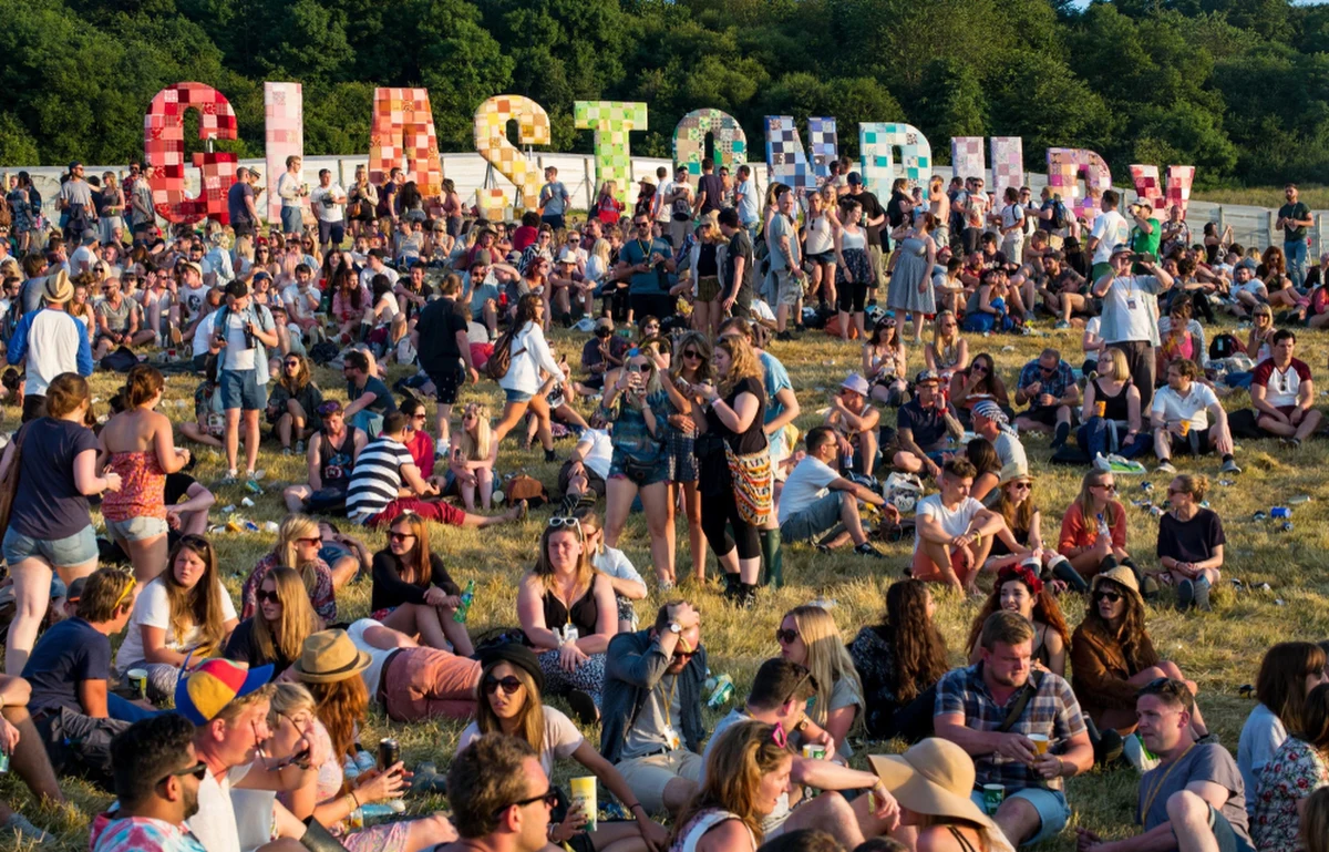 Obsada czerwcowego festiwalu muzycznego Glastonbury powiększyła się o dwa wielkie zespoły rockowe. Na jednej z największych imprez muzycznych świata, do Eltona Johna dołączają Guns N' Roses i Arctic Monkeys.