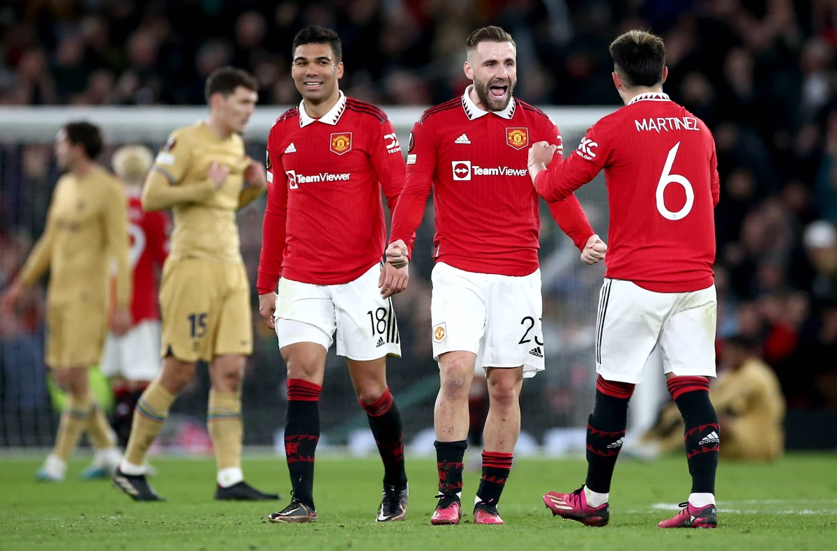 Rywalizacja w silnych ligach piłkarskich w Europie upłynie pod znakiem niedzielnych klasyków. W Anglii Liverpool podejmie Manchester United, a we Włoszech Roma zagra z Juventusem Turyn. Lider hiszpańskiej ekstraklasy Barcelona, prawdopodobnie bez Roberta Lewandowskiego, spotka się z Valencią.