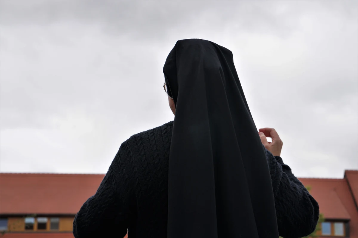 Nietrzeźwą, ubraną w habit kobietę zatrzymali w nocy z czwartku na piątek policjanci z Wolsztyna (Wielkopolskie). 57-latka wyjaśniła funkcjonariuszom, że założyła strój zakonny, bo jechała wesprzeć wnuka, który wiosną ma przystąpić do pierwszej komunii.