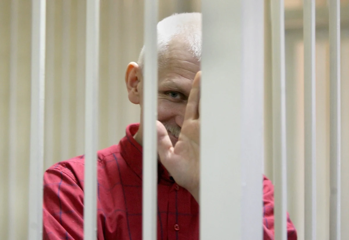 ​"Dyktator Łukaszenka mści się nie tylko na Alesiu Bialackim, ale również na całym białoruskim narodzie" - w ten sposób w Radiu RMF24 Eugeniusz Wappa, przyjaciel rodziny Alesia Bialackiego i przewodniczący Związku Białorusinów w Polsce skomentował dzisiejszy wyrok sądu w Mińsku. Laureat Pokojowej Nagrody Nobla został skazany na 10 lat kolonii karnej.