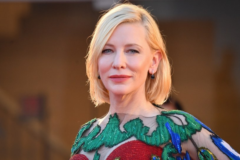 Nieszablonowa i bezkompromisowa. Potrafi zagrać z przekonaniem każdą rolę - zarówno kobiecą, jak i męską. Nie boi się wyzwań i trudnych filmowych historii. Ikona stylu, jej kreacje zawsze wywołują poruszenie. Cate Blanchett jest wybitną aktorką i w tym roku ma szansę na trzeciego w swej karierze Oscara - otrzymała nominację za kreację w filmie "Tar". "Nigdy nie czułam się tak dobrze w swojej skórze" - mówi.