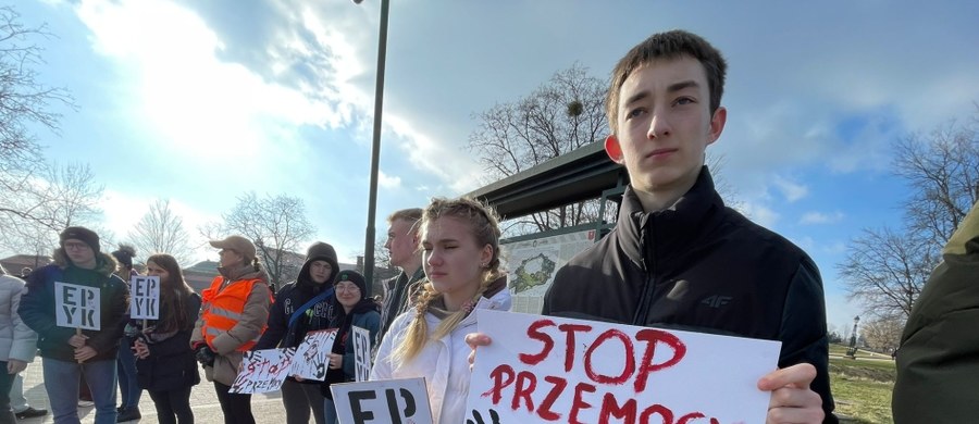 "Chciałabym, żeby ludzie widząc, jak ktoś kogoś popycha, kopie, reagowali" - mówiła Iwona Romanowska, matka Eryka podczas "Marszu przeciwko przemocy", który odbył się w Zamościu. Demonstracja była odpowiedzią mieszkańców na brutalną zbrodnię, do której doszło we wtorek w centrum miasta. Grupa nastolatków śmiertelnie pobiła tam 16-letniego Eryka.