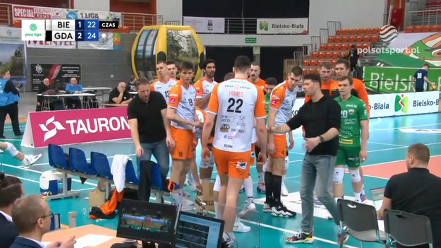 Fragment meczu BBTS Bielsko-Biała – Trefl Gdańsk 1:3 (25:23, 14:25, 22:25, 23:25) w 26. kolejce PlusLigi. Jake Hanes został wykluczony z gry w końcówce czwartego seta.

