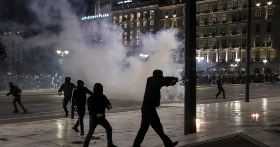 Piątek był w Grecji kolejnym dniem protestów wywołanych zderzeniem dwóch pociągów, w którym zginęło co najmniej 57 osób. W Atenach demonstranci starli się z policją, która w odpowiedzi użyła gazu łzawiącego. 