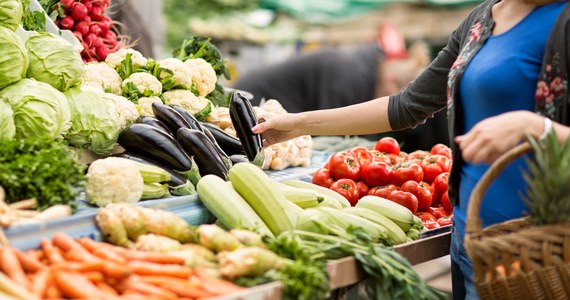 Za skokowy wzrost cen warzyw odpowiadają ograniczone dostawy z Hiszpanii i płn. Afryki oraz ograniczenia lokalnej produkcji zimowej - ocenił analityk Banku BNP Paribas Jakub Jakubczak. Dodał, że znaczących spadków cen można spodziewać się dopiero w II połowie roku.