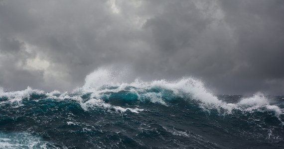 Ostrzeżenie drugiego stopnia przed sztormem na Bałtyku wydał w sobotę IMGW. W strefie brzegowej, w środkowej części wiatr może wiać z siłą do 9 stopni w skali Beauforta. IMGW wydał też ostrzeżenia przed silnym wiatrem w Zachodniopomorskiem, Pomorskiem i Warmińsko-Mazurskiem.