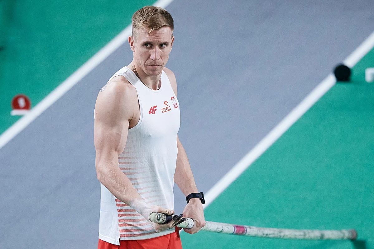 ​Piotr Lisek wynikiem 5,65 m awansował do finału skoku o tyczce podczas lekkoatletycznych halowych mistrzostw Europy w Stambule. Minimum wynosiło 5,75, ale zakwalifikowało się dziewięciu zawodników z najlepszymi rezultatami.