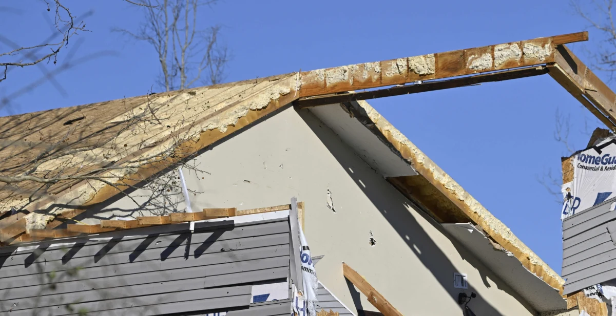 270 tys. przerw w dostawie prądu, uszkodzone domy i ogrodzenia, wyrwane z korzeniami drzewa i powalone linie wysokiego napięcia to pokłosie czwartkowych burz i tornada w Teksasie. Krajowa Służba Pogodowa (NWS) rozpoczęła ustalanie wielkości szkód. 