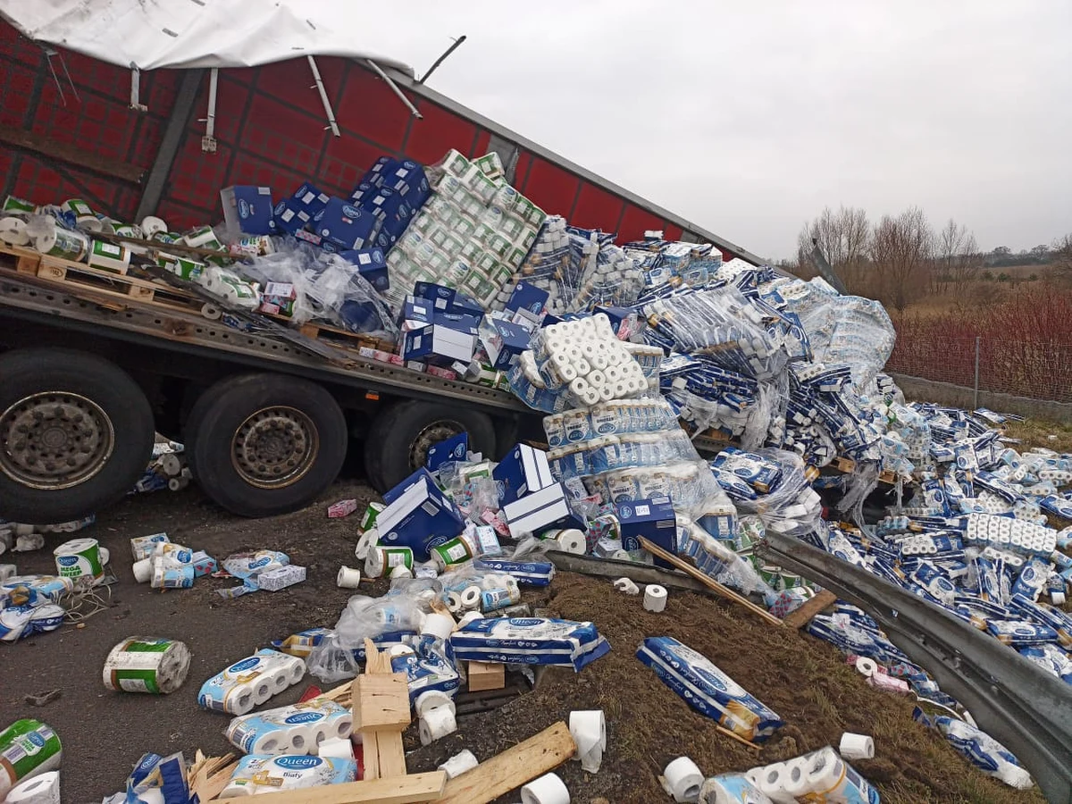 Jedna osoba została ranna w wyniku zderzenia trzech ciężarówek na trasie S3 w pobliżu miejscowości Kalsk w województwie lubuskim. Na drogę i pobocze wypadła zawartość jednego z pojazdów - papier toaletowy.
