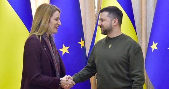 ​Przewodnicząca Parlamentu Europejskiego Roberta Metsola spotkała się we Lwowie z prezydentem Ukrainy Wołodymyrem Zełenskim. Omówiono kwestię sankcji na Rosję oraz kwestię drogi do członkostwa Ukrainy w Unii Europejskiej.