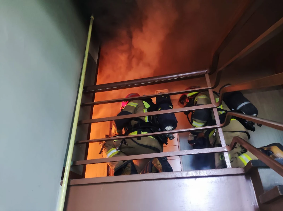 Do szpitala trafił strażak poszkodowany w trakcie gaszenia pożaru w centrum Bytomia (woj. śląskie). Po udzieleniu pomocy medycznej i przeprowadzonych badaniach został on zwolniony do domu.