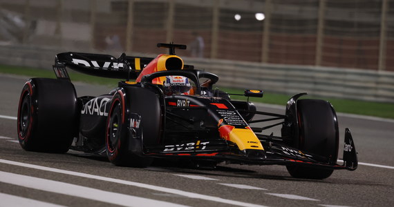 ​Broniący tytułu Holender Max Verstappen wywalczył pole position przed inaugurującym sezon mistrzostw świata Formuły 1 niedzielnym wyścigiem o Grand Prix Bahrajnu na torze Sakhir. Z drugiego pola ruszy jego kolega z teamu Red Bull - Meksykanin Sergio Pérez.
