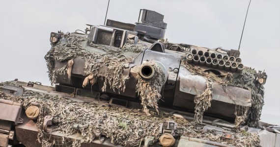 Niemiecka grupa zbrojeniowa Rheinmetall prowadzi negocjacje z rządem w Kijowie w sprawie budowy fabryki czołgów na Ukrainie – napisał portal dziennika „Bild”. Koncern wystąpił również o odkupienie od Szwajcarii nieużywanych przez armię tego kraju leopardów, aby po wyremontowaniu przekazać je Ukraińcom.