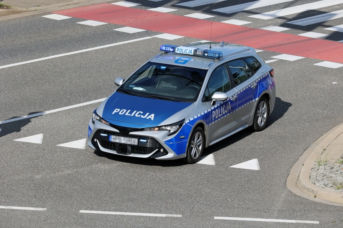 Aresztant z rękoma skutymi kajdankami uciekł z konwoju policyjnego w Mińsku Mazowieckim - dowiedział się reporter RMF FM. Mężczyznę udało się zatrzymać dopiero po godzinie.