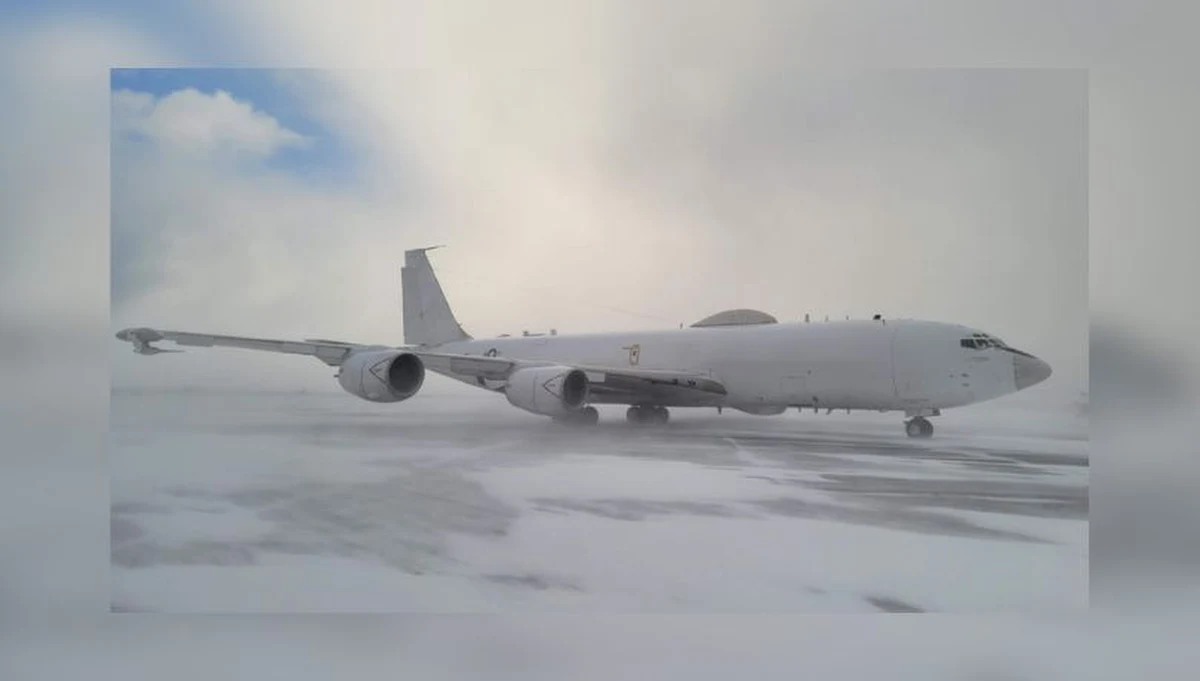 Dowództwo sił amerykańskich w Europie w lakonicznym komunikacie poinformowało o wysłaniu na Islandię samolotu E-6B Mercury, który należy do tzw. floty zagłady. Maszyna, która jest zdolna przetrwać nuklearny kataklizm, pojawiła się na lotnisku w Reykjaviku kilka dni po tym, jak Władimir Putin ogłosił, że Rosja zawiesza udział w programie kontrol zbrojeń strategicznych Nowy START.