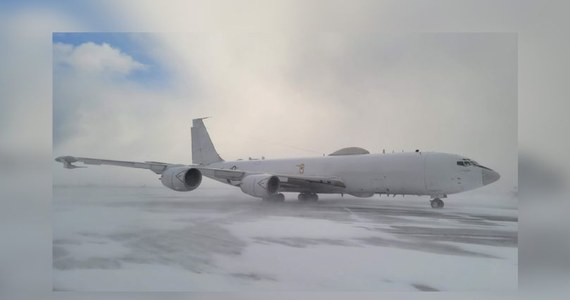 Dowództwo sił amerykańskich w Europie w lakonicznym komunikacie poinformowało o wysłaniu na Islandię samolotu E-6B Mercury, który należy do tzw. floty zagłady. Maszyna, która jest zdolna przetrwać nuklearny kataklizm, pojawiła się na lotnisku w Reykjaviku kilka dni po tym, jak Władimir Putin ogłosił, że Rosja zawiesza udział w programie kontrol zbrojeń strategicznych Nowy START.