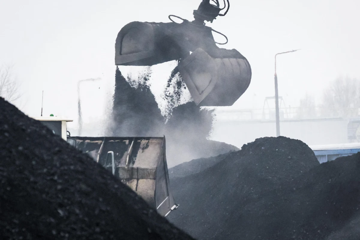 Węgiel dystrybuowany przez samorządy będzie można zamawiać również na przyszły sezon grzewczy. Wnioski będzie można składać do końca czerwca. To jedno z ustaleń reporterów RMF FM. 