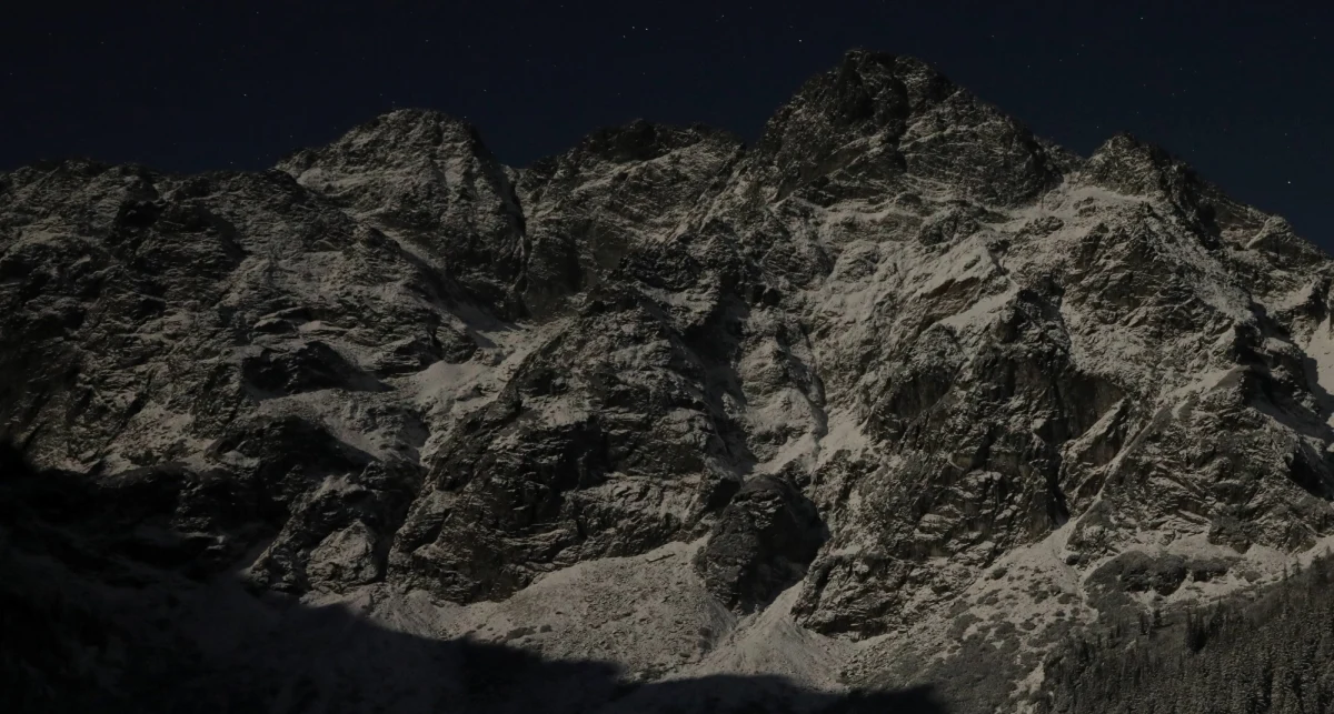 W nocy z soboty na niedzielę ratownicy TOPR sprowadzili z rejonu Suchych Czub trzyosobową rodzinę oraz uratowali dwóch turystów próbujących przejść drogę wspinaczkową północnym filarem Świnicy. W obu przypadkach zabrakło umiejętności i odpowiedniego wyposażenia, a wyprawy były całkowicie źle zaplanowane - ocenił ratownik dyżurny TOPR.